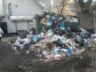 На ликвидацию завала ТБО в дом № 119 проспекта Чуй направлен мусорный погрузчик, - МП «Тазалык»