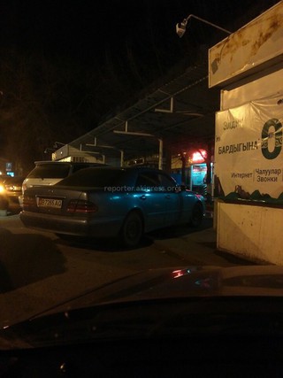 Ряд автомобилей припарковался на остановке, - горожанин (фото)