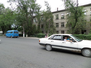 Местные жители в непогоду вынуждены стоять в открытой местности, ожидая транспорт по улице Л.Толстого, - читатель <b><i>(фото)</i></b> Местные жители в непогоду вынуждены стоять в открытой местности, ожидая транспорт по улице Л.Толстого, - читатель <b><i>(фото)</i></b>