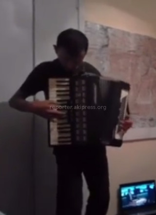 Мужчина на аккордеоне играет музыку из фильмов «Бумер» и «Бригада», - читатель <b><i>(видео)</i></b>