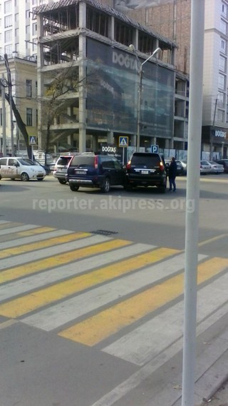 На пересечении улиц Орозбекова-Токтогула произошло ДТП, водитель Lexus при повороте налево не пропустила владелицу Nissan, - читатель <b><i>(фото)</i></b>