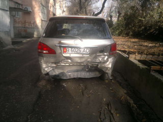 Горожанин просит проверить битое авто, которое стоит во дворе по проспекту Масалиева уже 2 недели (фото)