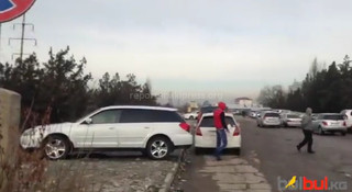 Рядом с учреждением ГРС владельцы авто беспорядочно паркуются, - читатель <b><i>(видео)</i></b>