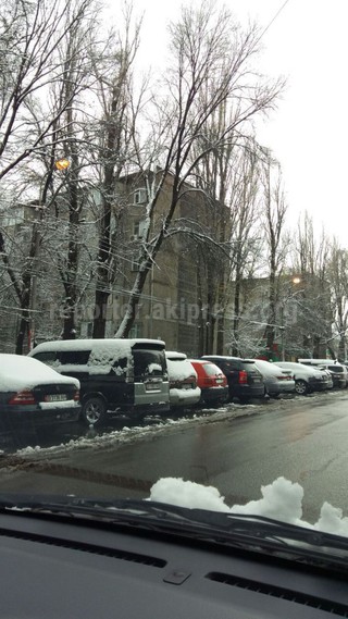 По улице Гоголя в Бишкеке днем горят фонари ночного освещения, - читатели <b><i>(фото)</i></b>