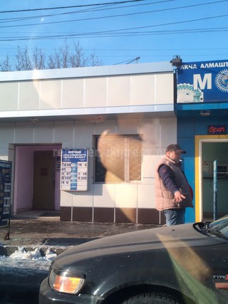 Обменное бюро, расположенное возле Аламединского рынка, продает доллар по 79 сомов, когда соседние обменки продают по 76 сомов, - читатель <b><i>(фото)</i></b>