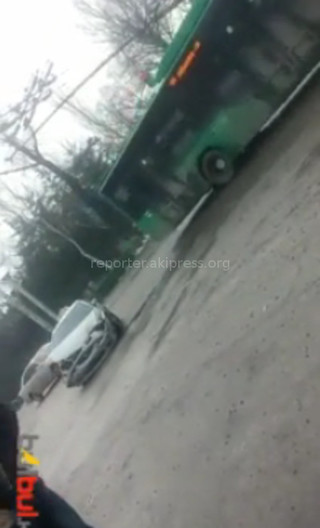 После ДТП с участием такси и бусика на перекрестке Манаса-Московская, последний скрылся с места происшествия, - очевидец <b><i>(видео)</i></b>