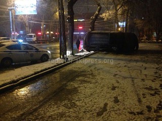 На пересечении улиц Абдрахманова-Фрунзе произошло ДТП, авто залетело на тротуар, - читатель <b><i>(фото)</i></b>