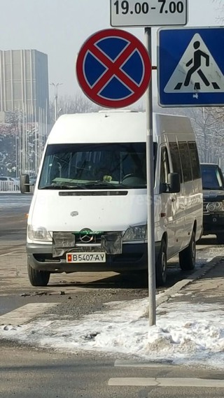 Перед домом правительства ряд автомашин стоят под запрещающим знаком (фото)