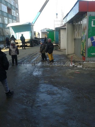 В мкр Тунгуч идет снос торговых павильонов, - читатель <b><i>(фото)</i></b> В мкр Тунгуч идет снос торговых павильонов, - читатель <b><i>(фото)</i></b>