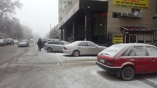 Из-за домов, построенных впритык к дороге по ул.Боконбаева, пешеходам приходится ходить по проезжей части, - читатель <i>(фото)</i>