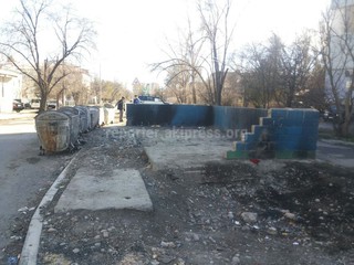 В 7 мкр мусорные контейнера стоят на проезжей части (фото)