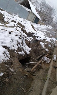 Центральная улица в Кадамжае заблокирована для авто из-за сломанного водопровода, - читатель (фото)