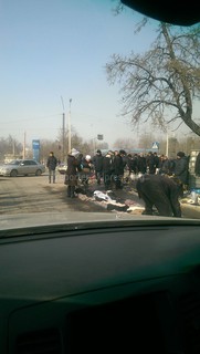 Возле Ошского рынка идет продажа на проезжей части автодороги (фото) Возле Ошского рынка идет продажа на проезжей части автодороги (фото)