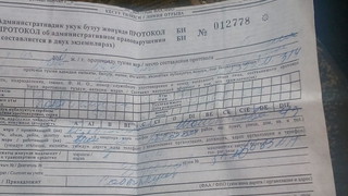 Имеет ли право сотрудник ДПС, подозвав к себе водителя и не выходя из машины, составлять протокол? - читатель (фото, видео)