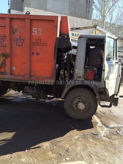 В 8 мкр сломалась машина для уборки мусора и перегородила проезд (фото) В 8 мкр сломалась машина для уборки мусора и перегородила проезд (фото)