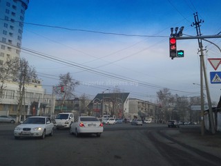 На пересечении улиц Масалиева-Раззакова города Ош не работает дополнительный сектор светофора (фото)