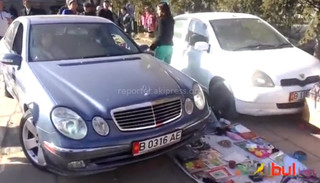 Девушка на «Мерседесе» заехала на пешеходную аллею, где торгуют бабушки, и проехала по товару одной из них (видео) Девушка на «Мерседесе» заехала на пешеходную аллею, где торгуют бабушки, и проехала по товару одной из них (видео)