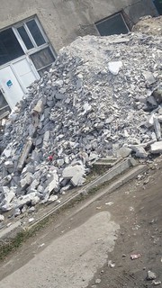 Возле ЦУМа Каракола до сих пор не убирают мусор (фото)
