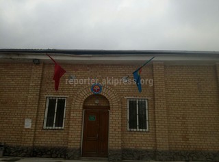 Читатель просит поправить госфлаг у входа в таможню СЭЗ Бишкека (фото)
