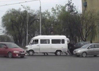 На перекрестке Шабдан Баатыра-Горького пассажиры толкали маршрутку, заглохшую на дороге <i>(видео)</i>