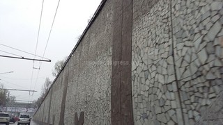 По проспекту Манаса частями помыли стены под мостом (фото)
