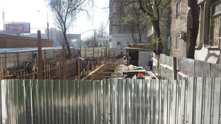 На зеленой зоне по ул.Ибраимова идет строительство (фото)