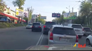 Водитель BMW X5 с госномером 0101 BS грубо нарушил ПДД, двигаясь по ул.Абдрахманова <i>(видео)</i>