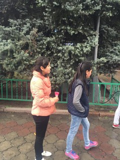Девушка вырвала 1 тюльпан на клумбах рядом с памятником Курманжан датке, - читатель <i>(фото)</i>
