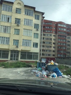 Жители дома на пересечении Южной магистрали и ул.Жайыл баатыра организовали свалку возле другого дома (фото)