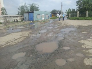 Читатель просит мэрию отремонтировать ирригационную систему в мкр Тунгуч, так как вода стекает на новую дорогу по ул.Анкара <i>(фото)</i>