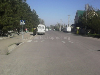 На улице Кожомбердиева в Кара-Балте владелец хозмагазина выставляет свой бусик возле въезда в магазин, перекрывая обзор другим водителям, - читатель (фото)