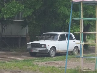 В Майлуу-Суу сотрудник милиции оставил машину во дворе на проезжей части и заблокировал въезд и выезд другим авто