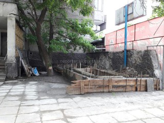 Читатель интересуется, законно ли ведется строительство пересечении ул. Абдрахманова-Боконбаева <i>(фото)</i>