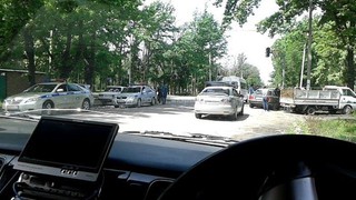На пересечении Чапаева-Айни автомашина врезалась в светофор <i>(фото)</i>