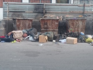 Читатель просит помочь людям, оставшимся на улице (фото)