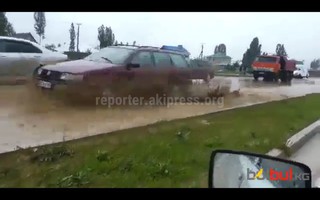 Из-за обильного дождя на Южной магистрали затопило проезжую часть <i>(видео)</i>