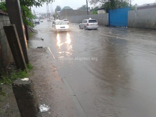 Для отвода дождевой воды на участке ул.Кулиева требуется устройство и ремонт арычных сетей внутридомовых территорий, - мэрия