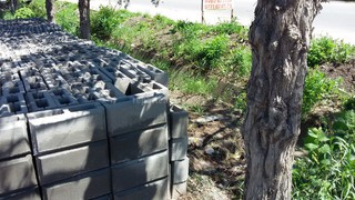 Читатель просит СЭИ, УМС Ленинского района обратить внимание на предпринимателя, огородившего муниципальную территорию вдоль ул.Садырбаева (фото)