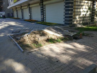 Около дома №137 ул.Московской уже больше месяца вода по шлангу сливается из одного колодца в другой, - читатель (фото)