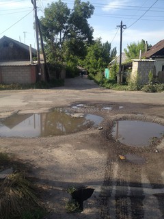 На ул.Боталиева из люка постоянно течет вода, просим починить трубопроводы, - читатель (фото)
