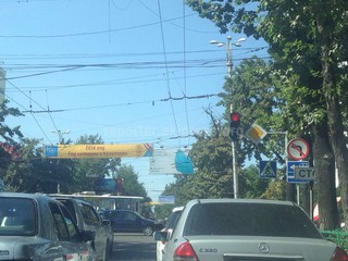 Читатель считает, что дорожные знаки на Киевская-Абдрахманова и Киевская-Манаса висят неправильно (фото)