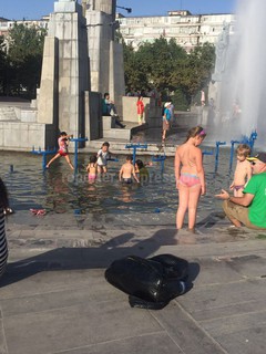 Читатель возмущен, что в Бишкеке дети купаются в фонтанах возле филармонии (фото)