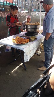 На остановке Ошского рынка при 35-градусной жаре идет торговля мантами, беляшами и другими продуктами питания <i>(фото, видео)</i>