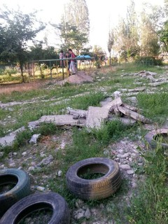 Кто и когда восстановит испорченную детскую площадку и поливной арык рядом с домами №35 и 36 в 7 мкр? - читатель (фото)