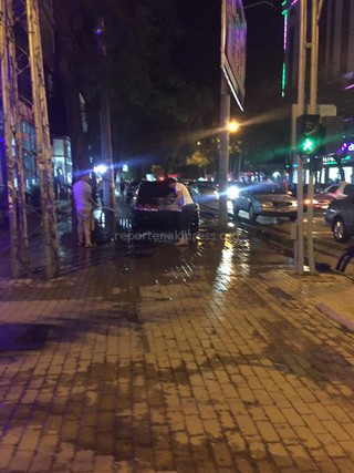 На ул.Байтик баатыра-Горького таксисты устроили автомойку на тротуаре, - читатель <i>(фото)</i>