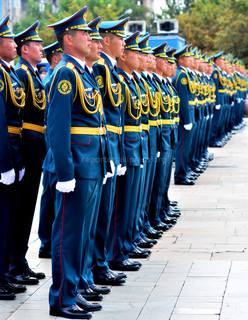На площади Победы в Бишкеке вручили дипломы новым офицерам Вооруженных сил <i>(фото)</i>