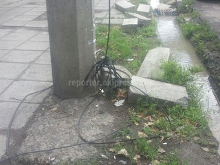 На пересечении улиц Московская-Тыныстанова на земле лежат провода, - читатель (фото)