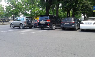 Водитель Toyota Land Cruiser с госномером B 3800 BB припарковался на пешеходном переходе возле Белого дома <i>(фото)</i>