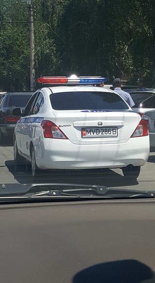 Авто Патрульной милиции с госномером MVD 286 B мешал движению водителей на ул.Ибраимова, - читатель (фото)