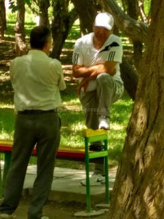 Читатель возмущен поведением мужчины, который закинул ногу на скамейку в парковой зоне, плевался и матерился (фото)